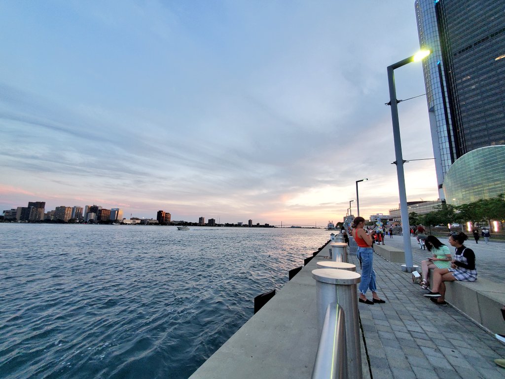 namirari's tweet photo. Sunset at the Riverwalk. #Detroit #water #heyCanada 👋🏽 https://t.co/op8H1TsmKx
