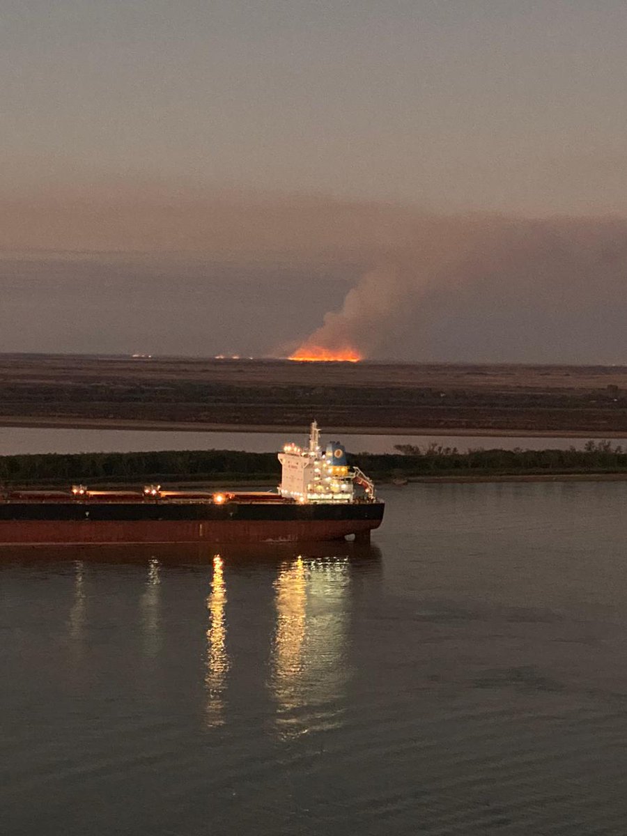 Como era de esperar, el fuego ilumina el horizonte cuando el sol comienza a irse....
Mientras la naturaleza nos aplica un correctivo mundial, frente a Rosario algunos "vivos" se cagan en ella.
Gracias <a href="/JuanRapuzzi/">Juan Rapuzzi</a> por la captura.