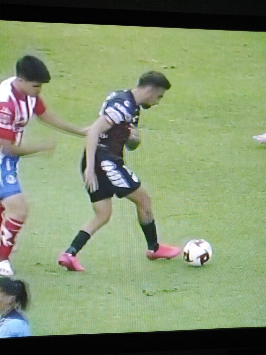 _OscarGuzman's tweet photo. @TransferLigaMX Que sea la buena y si ya salga de acá, como diría ni picha, ni cacha, ni coge, ni juega ni nada este Sr. quien le dijo que era Futbolista, entró a jugar hoy y solo le cometían faltas y nada de juego armo, el 10 le queda Mega  #ExtraGrande @JesusLe82744830 @richizr68 https://t.co/dz3J1IcoDZ