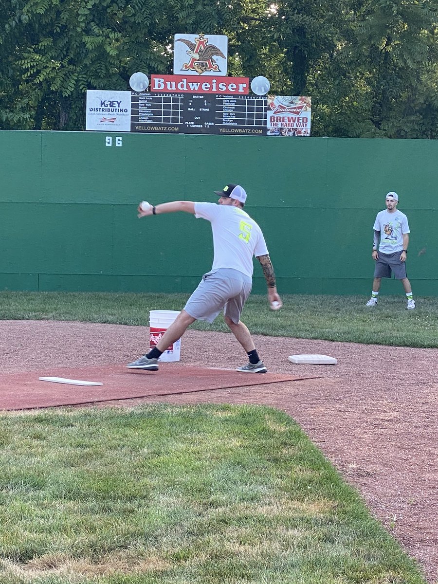 KneeBucklers's tweet photo. 16-3 win tonight against the ballers. @colelayton55 with 4 HRs, 6 RBIs &amp; 0 ER. @CandyManCam3 with 3 HRs &amp; 9 RBIs. @CoachRogers3 adds 4 hits #undefeated https://t.co/o5yjV38MAv