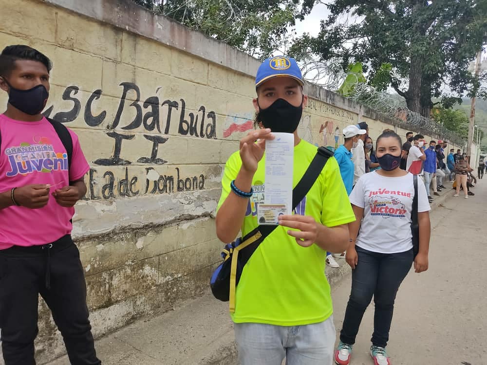 MSVCarabobo10's tweet photo. El Movimiento Somos Venezuela juanto a la #JpsuvNaguanagua en conjunto con los movimientos Sociales se suma a la Jornada de Inscripción en el Registro Electoral con todos los Jóvenes Militantes, para así garantizar la participación y la victoria el próximo 6D
#PrevenciónEsVida https://t.co/b1aCv1gCLI