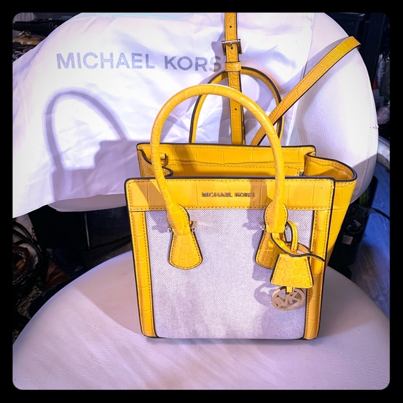 s_tinsa's tweet photo. So good I had to share! Check out all the items I'm loving on @Poshmarkapp #poshmark #fashion #style #shopmycloset #michaelkors #coach #montanawest: https://t.co/PDZnIRdVTY https://t.co/WZ4qLJoIoz