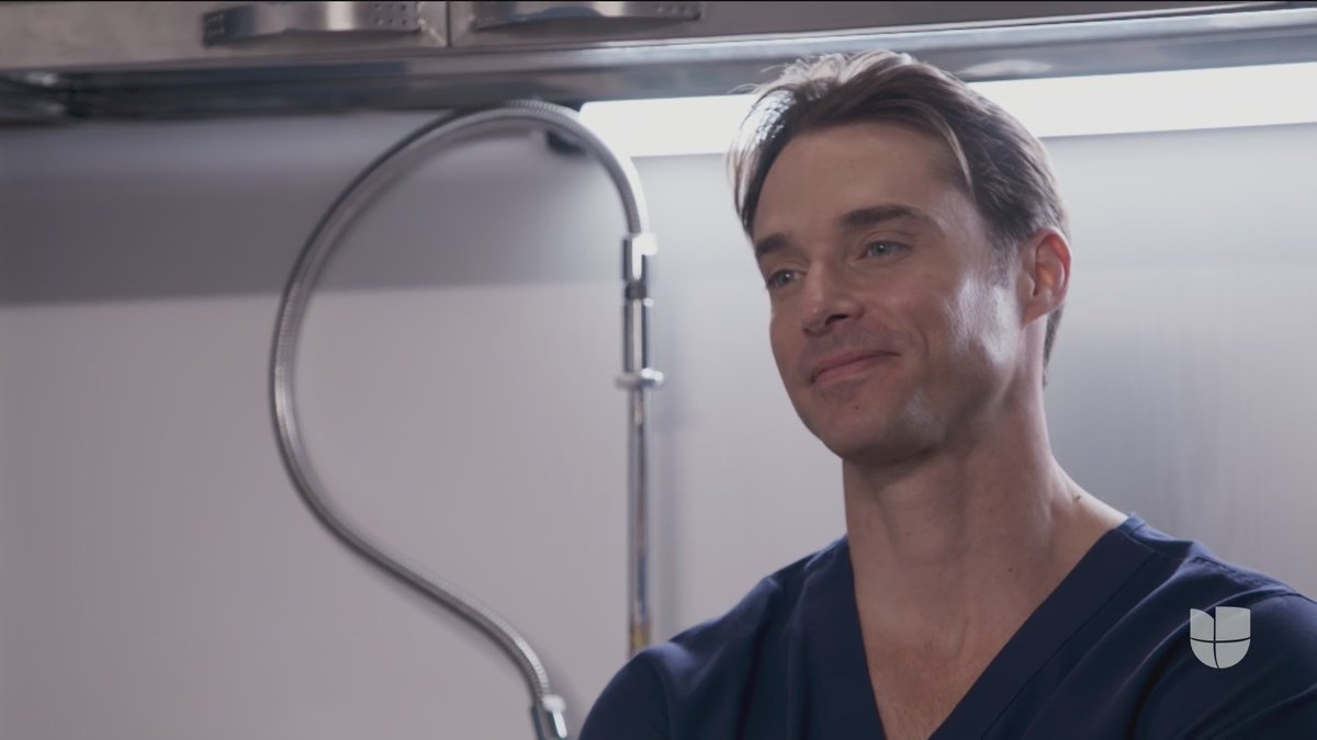 UniNovelas's tweet photo. ¿Con cuál de los doctores 🔥 de #MedicosUS te tomarías tu el ☕ que rechazó Regina: #ArturoMolina ó #DavidParedes? https://t.co/PoISukakWo