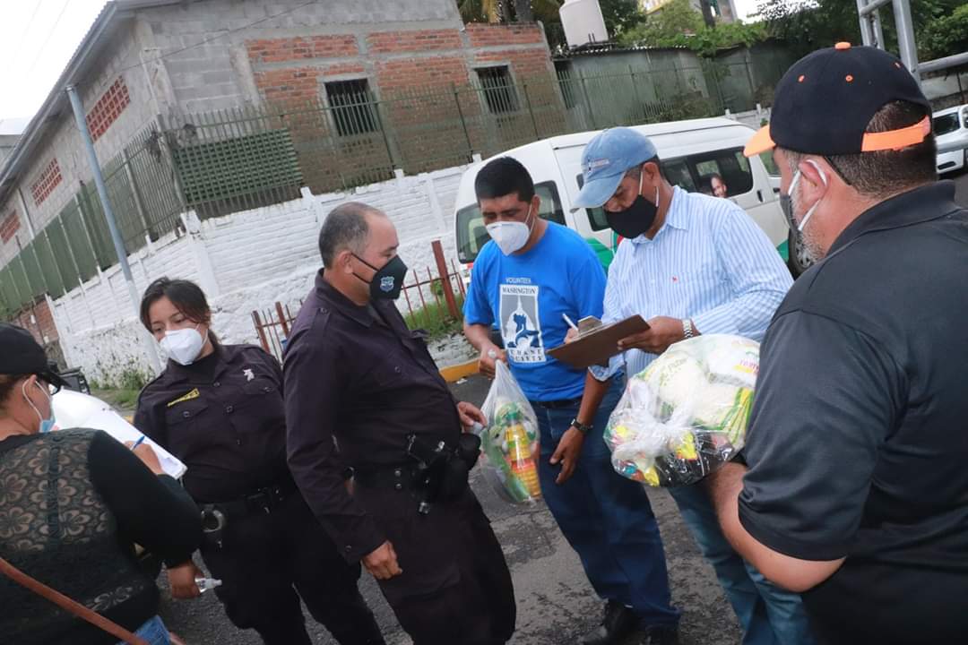 alcaldiarmenia's tweet photo. GRACIAS HÉROES DE LA PATRIA
Este dia hicimos entrega de paquetes a los agentes de la Sub Delegación de la PNC,Armenia
Gracias por su compromiso en primera línea.
Juntos Saldremos adelante ALCALDÍA MUNICIPAL Y PNC Trabajando por Armenia.
#JuntosSaldremosAdelante https://t.co/qDGTVqmzqo