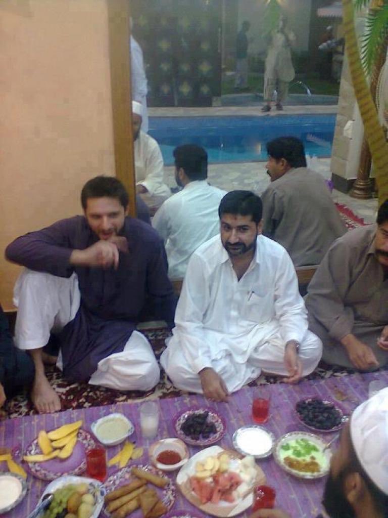 mhashimazam's tweet photo. عزیر بلوچ اور شاہد آفریدی نائٹ میچ کھیلتے ہوئے! https://t.co/C8qI7W0pnJ