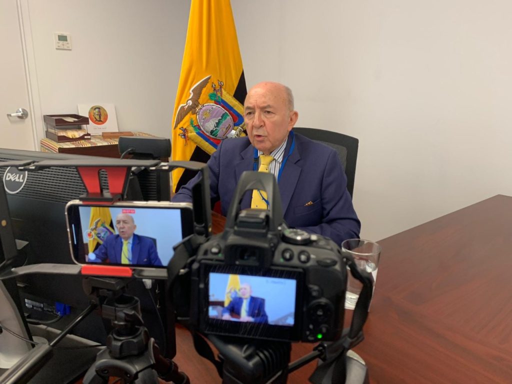 Canciller Luis Gallegos define 4 ejes de gestión en su primera rueda de prensa. ➡️ bit.ly/2WlFein

📌 Respuesta a la pandemia
📌 Gestión bilateral aunada a la comercial
📌 Apoyo diplomático para soluciones para la economía
📌 bienestar y DDHH de ecuatorianos y migrantes