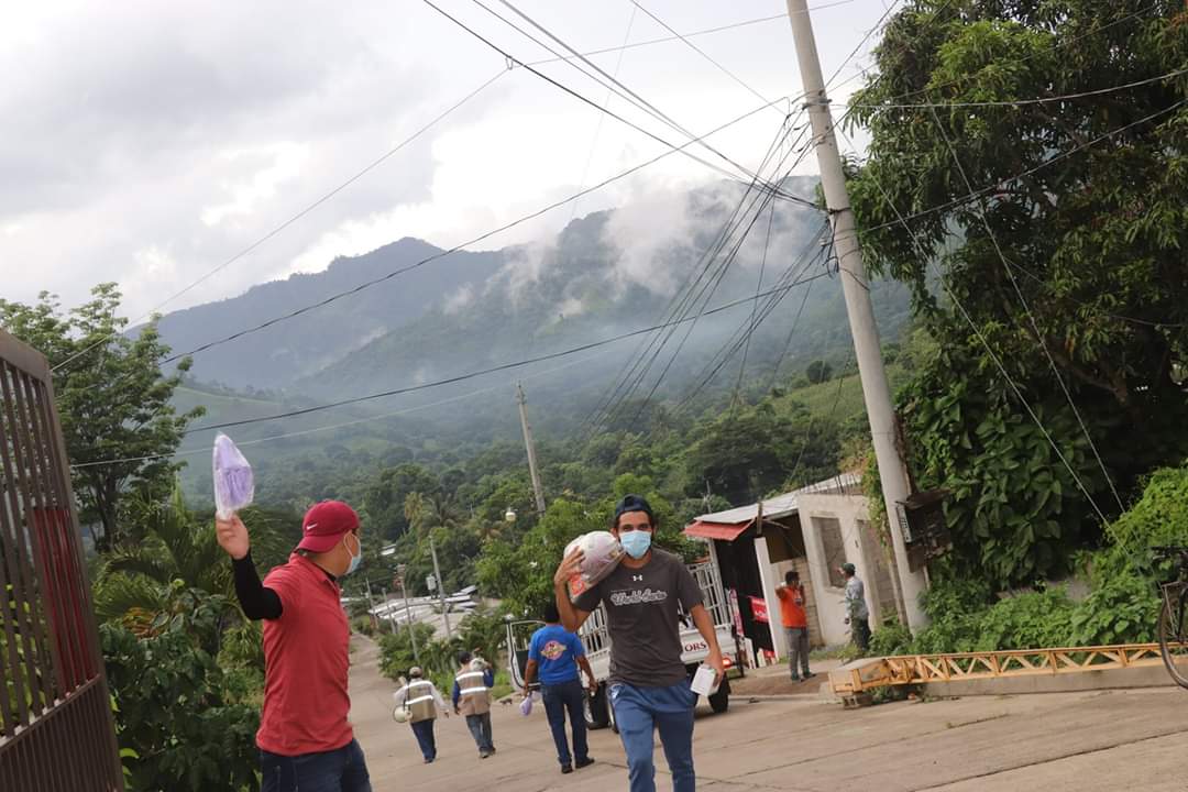 alcaldiarmenia's tweet photo. ENTREGA DE PAQUETE SOLIDARIO
(ALCALDÍA DE ARMENIA)
Seguimos llevando la ayuda a las diferentes comunidades.
MARTES 14 DE JULIO 2020
PAQUETES ENTREGADOS: 958
LUGARES :
BARRIOS:
-SANTA TERESA
-SAN SEBASTIÁN
-RESIDENCIAL SANTA FÉ
-INICIO DE BARRIO SAN JUAN (Continuamos mañana) https://t.co/0klhxbWkBE
