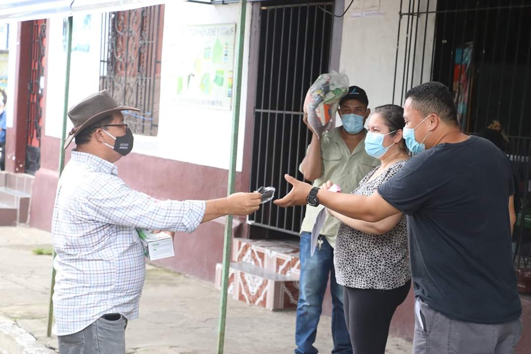 alcaldiarmenia's tweet photo. ENTREGA DE PAQUETE SOLIDARIO
(ALCALDÍA DE ARMENIA)
Seguimos llevando la ayuda a las diferentes comunidades.
MARTES 14 DE JULIO 2020
PAQUETES ENTREGADOS: 958
LUGARES :
BARRIOS:
-SANTA TERESA
-SAN SEBASTIÁN
-RESIDENCIAL SANTA FÉ
-INICIO DE BARRIO SAN JUAN (Continuamos mañana) https://t.co/0klhxbWkBE