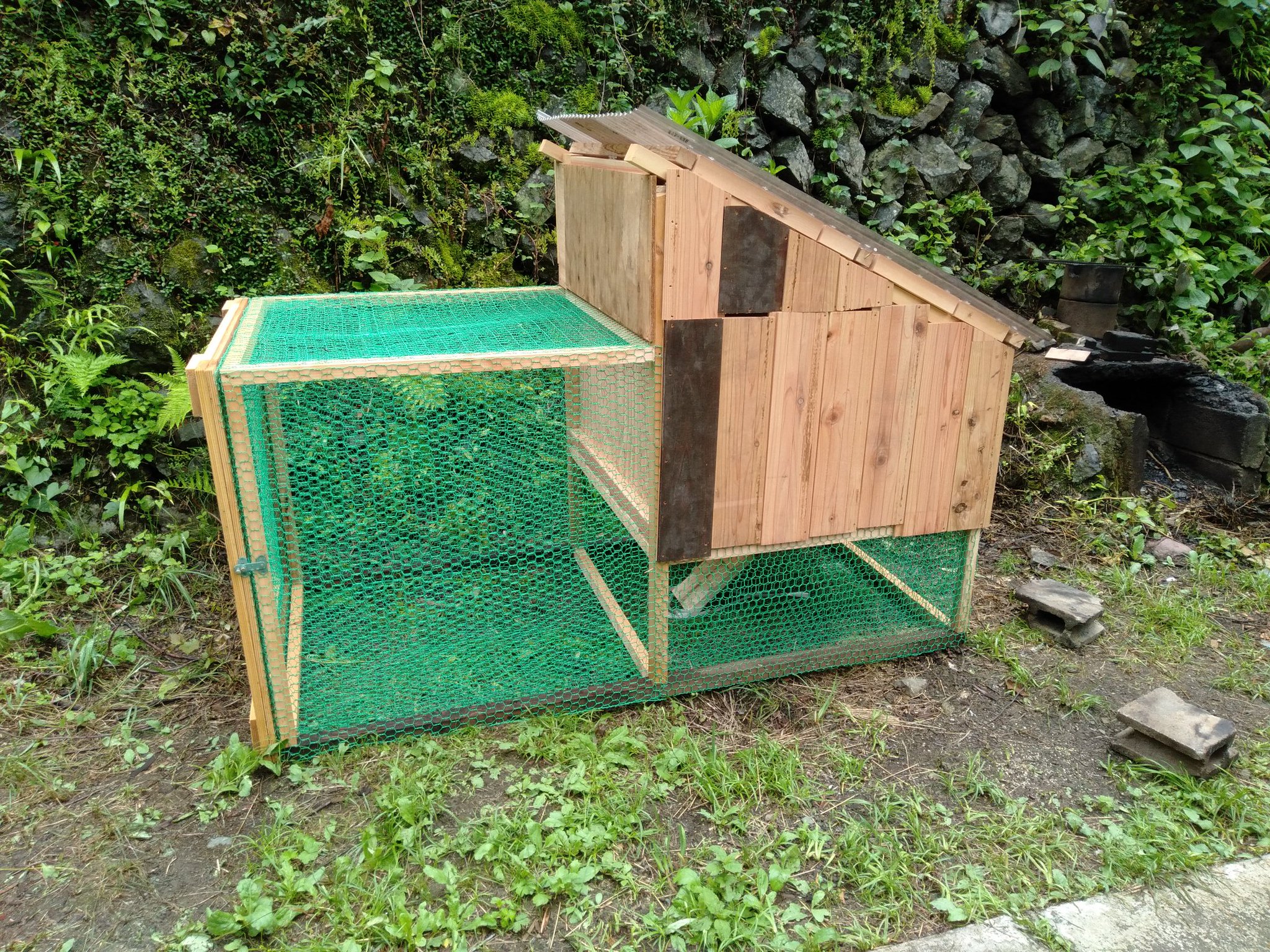 ダイキチ 東京山奥暮らし 移動できる鶏小屋 チキントラクターを作りました これを雑草が気になるところに置いておけば雑草を食べて綺麗にしてくれます 夜は床のスロープを跳ね上げて閉じられるハウスの中で寝れて安心安全 ダイキチ 東京山奥暮らし 移動できる鶏小屋 チキントラクターを作りました これを雑草が気になるところに置いておけば雑草を食べて綺麗にしてくれます 夜は床のスロープを跳ね上げて閉じられるハウスの中で寝れて安心安全