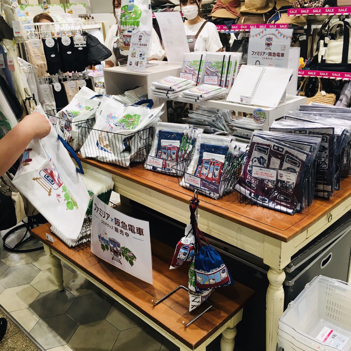 阪急沿線情報紙tokk 公式 神戸線 伊丹線100周年記念 ファミリア 阪急電車コラボグッズ 本日7月15日より一部店舗にて 発売をスタートしたと聞いて 通勤途中にいってきました 阪急大阪梅田駅3階改札外 クレデュプレでもこの通り かわいいですね