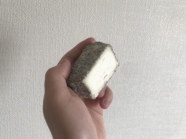 変なチーズを3種類食べてみました!

食べたことのないチーズを食べる[炭が付いてるチーズ] | オモコロブロス! https://t.co/sAEOoG3maq 