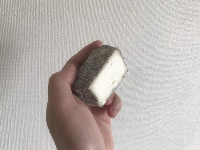 変なチーズを3種類食べてみました!

食べたことのないチーズを食べる[炭が付いてるチーズ] | オモコロブロス! https://t.co/sAEOoG3maq 