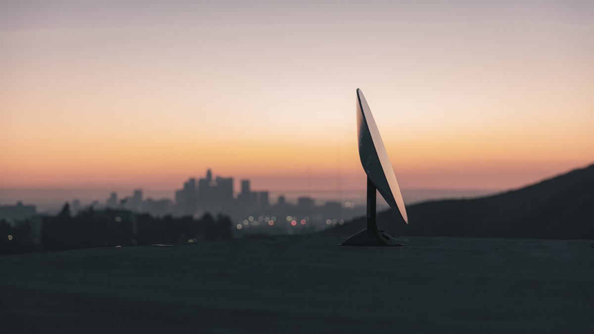 TheTeslaShow's tweet photo. First official Starlink dish for consumers homes unveiled by @SpaceX https://t.co/Qo5cGbZCbd