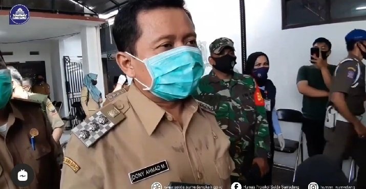 HumasSumedang's tweet photo. Data penerima Bantuan Sosial (Bansos) tahap kedua di Kabupaten Sumedang mengalami penambahan. Hal ini disebabkan oleh warga yang terdampak Pandemi Covid-19 juga meningkat setelah banyak warga yang kehilangan lapangan pekerjaan.
.
.
https://t.co/gBgOf6aJVp https://t.co/ASXfyuSO12