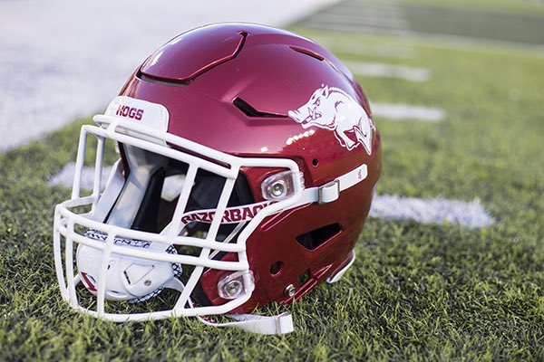 Rian_J_Black's tweet photo. Blessed to receive an offer from the University of Arkansas🐗🔴@CoachSFountain @RazorbackFB @CoachYounger14 @coachkd15 @raheim_sanders @ZachAbolverdi @HamiltonESPN @247recruiting https://t.co/DLhCudLnHP