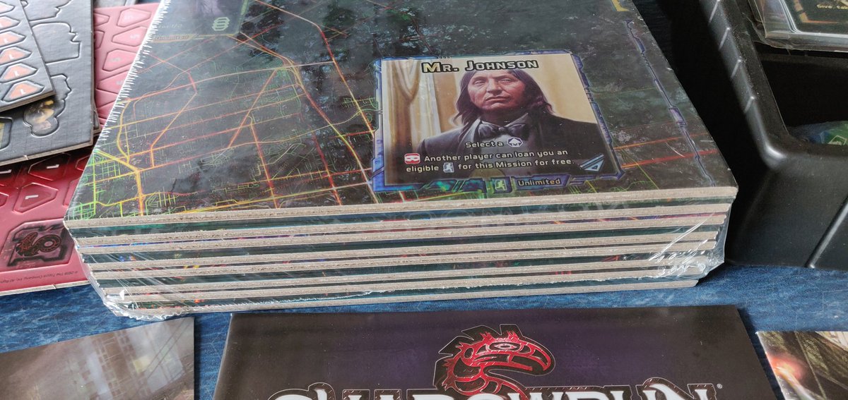 Yellowgeekbear's tweet photo. #Shadowrun #SprawlOps mit einem Jahr Verspätung kommt mein Kickstarter dann doch noch (die haben Amerika doppelt beliefert und dann nix mehr für Europa gehabt 🤦🏼♂️).
Ist vielleicht etwa wie #LordsofWaterdeep mit Würfeln+SR-Setting. Und Koop!
Keine Ahnung warums keine Reviews gibt🤷🏼♂️ https://t.co/c2YNFWodIi
