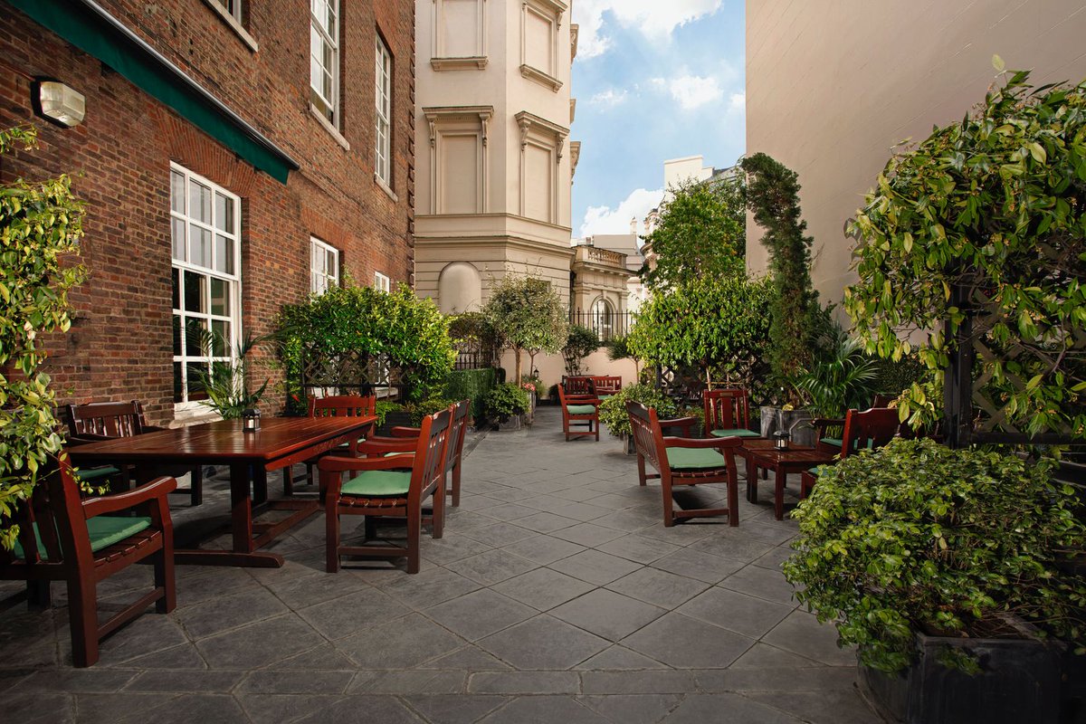 Warmer weather this week means the perfect opportunity for a #terrace #BBQ! Can't wait to welcome people again in due course.

#summer #drinks #London #belgravia #Victoria #hydeparkcorner #terracegardens #terracelounge #drinksontheterrace #eventplanner #events #eventprofs