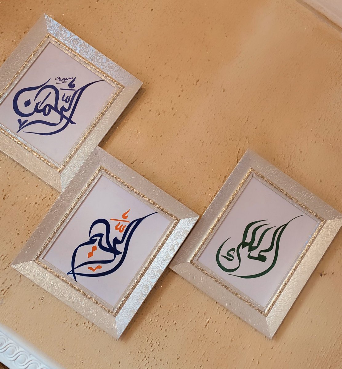 caramel__queen_'s tweet photo. My mom’s living room because her daughter is a calligrapher 🥰😁 https://t.co/DeWr1eFgNI