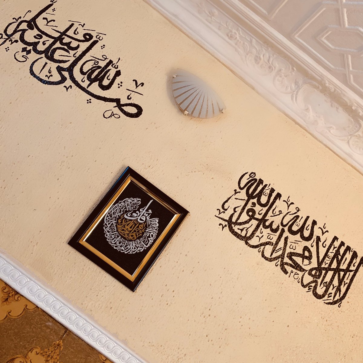caramel__queen_'s tweet photo. My mom’s living room because her daughter is a calligrapher 🥰😁 https://t.co/DeWr1eFgNI