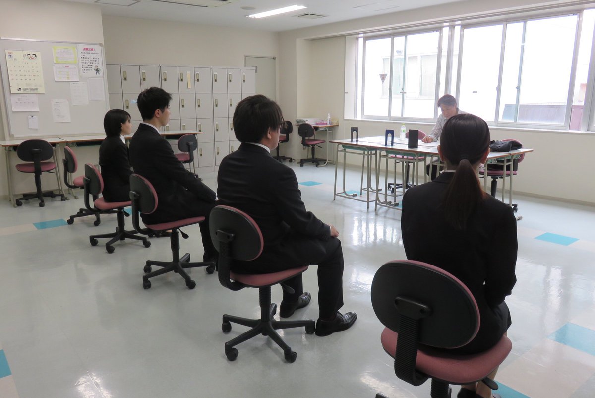 青山建築デザイン 医療事務専門学校 医療事務学科２年生を対象に面接試験対策として模擬面接を行いました 青山では毎年 医療機関の採用担当の方にお越しいただき 本番さながらの面接試験練習を実施しております 沢山のアドバイスをもらえるので 自分