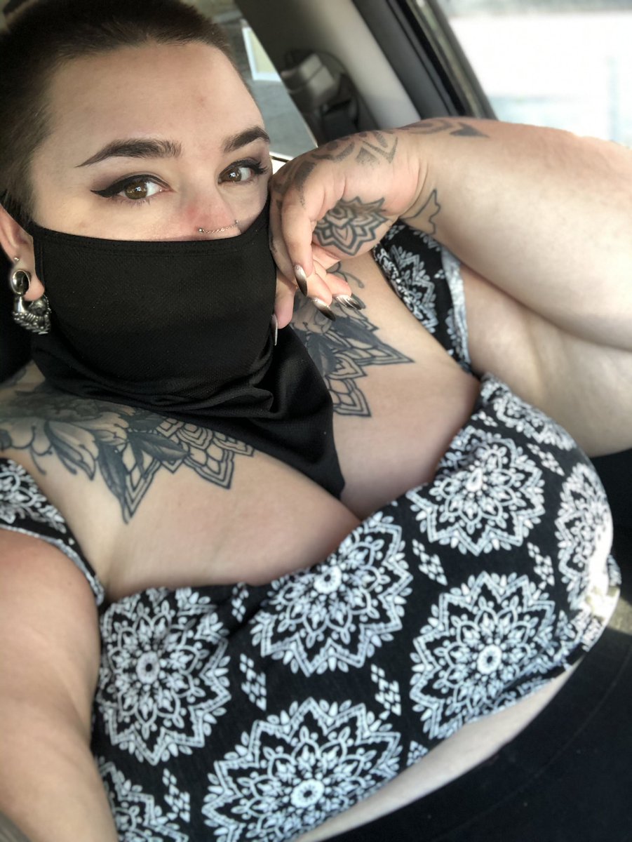 bbw_gothbabe's tweet photo. No bra, no problems👌🏼🖤✨#freethenipple2020 https://t.co/Ci1JCnSoGQ