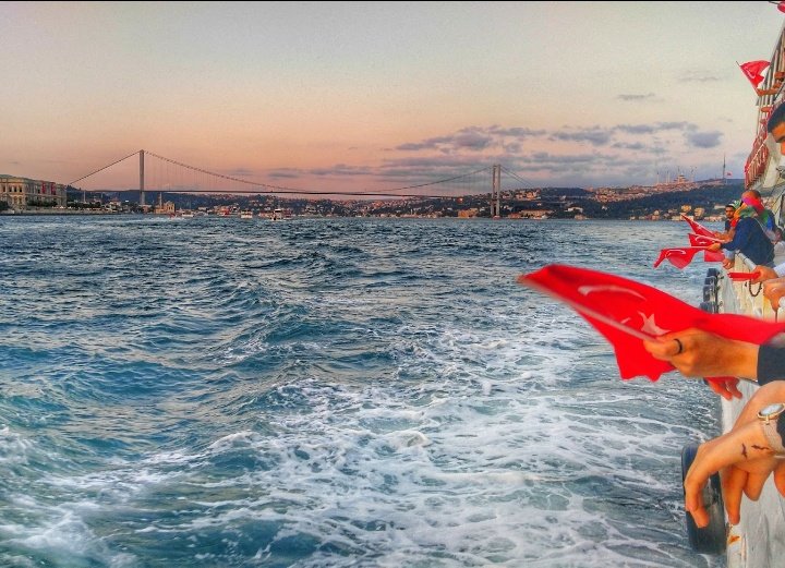 “Vatanı imanla sev.
Çünkü burası, senden öncekiler onu imanla sevdiği için, hâlâ vatandır.”

#15temmuz  🇹🇷
Unutmadık, unutmayacağız.