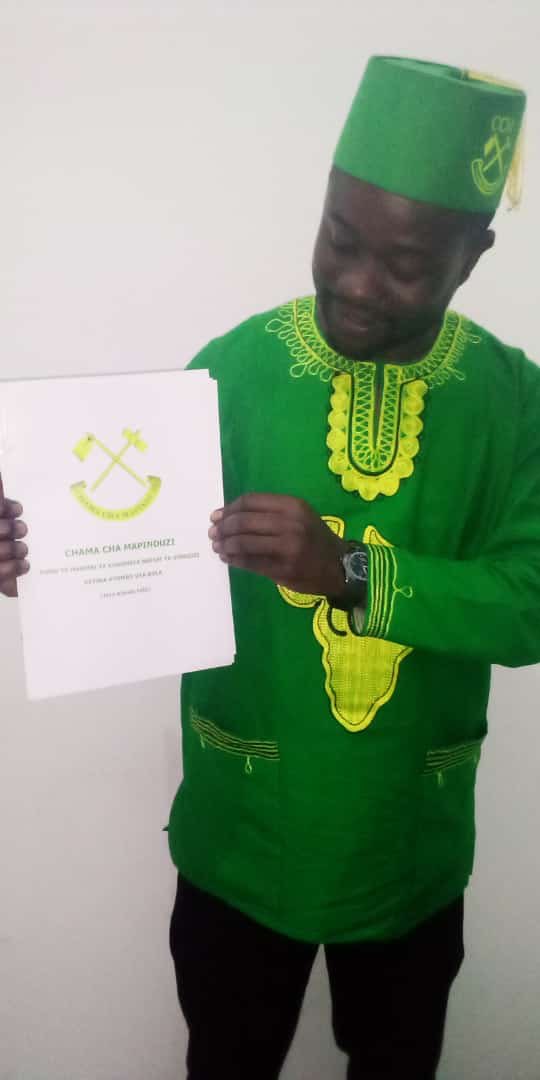 Hakingowi's tweet photo. Kijana mdogo kuliko watia nia wote Tanzania lugano Kennedy sibale akiwa amechukua fomu ya kugombea UBUNGE mbeya mjini kupitia Chama Cha Mapinduzi-CCM https://t.co/u0opIihh2K