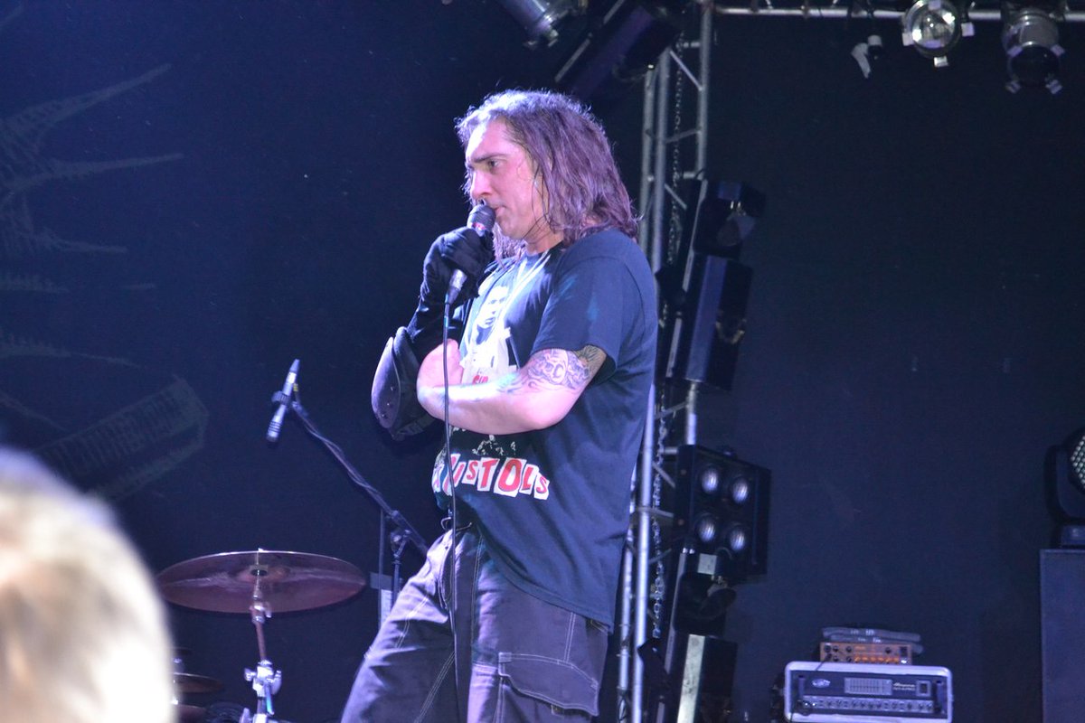 Russ_RocKnRoll's tweet photo. #Король_и_Шут 
Замученный дорогой,
Я выбился из сил.
И в доме лесника я
Ночлега попросил.
С улыбкой добродушной
Старик меня пустил.
И жестом дружелюбным
На ужин пригласил.
Будь как дома путник,
Я ни в чём не откажу,
Я ни в чём не откажу,
Я ни в чём не откажу!
Множество историй, https://t.co/YG06VRJEgM