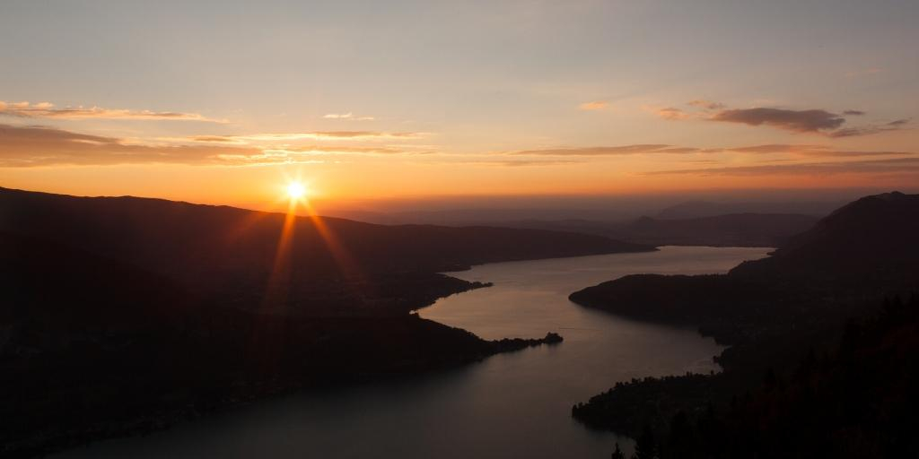 AnnecyAgency's tweet photo. Today is the start of #NationalSunsetWeek ๐๐๐
We will be discovering some of the most beautiful pictures of sunsets over #Annecy. https://t.co/oEqqosGFd4