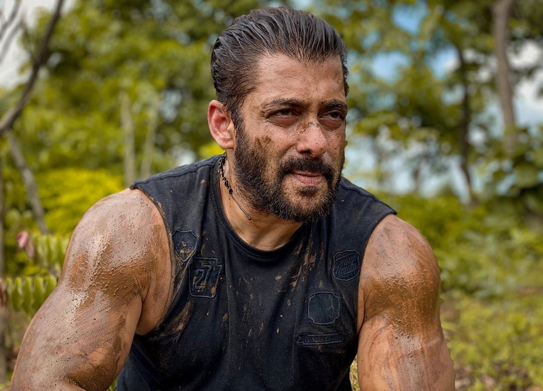 boldpras's tweet photo. Brilliant makeup 
Look like real farmer😁😁😁😅😅😅
#BiggBoss14 https://t.co/tBMI9d925U