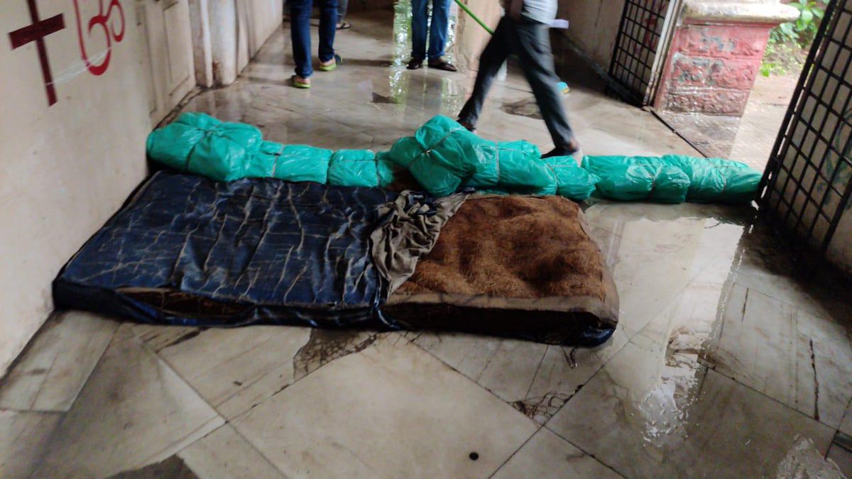 XpressHyderabad's tweet photo. Osmania Medical College entries blocked using hospital equipment and mattresses to prevent flooding of 6 wards including 1 ICU 
@TigerRajaSingh https://t.co/wv4PcioXOO