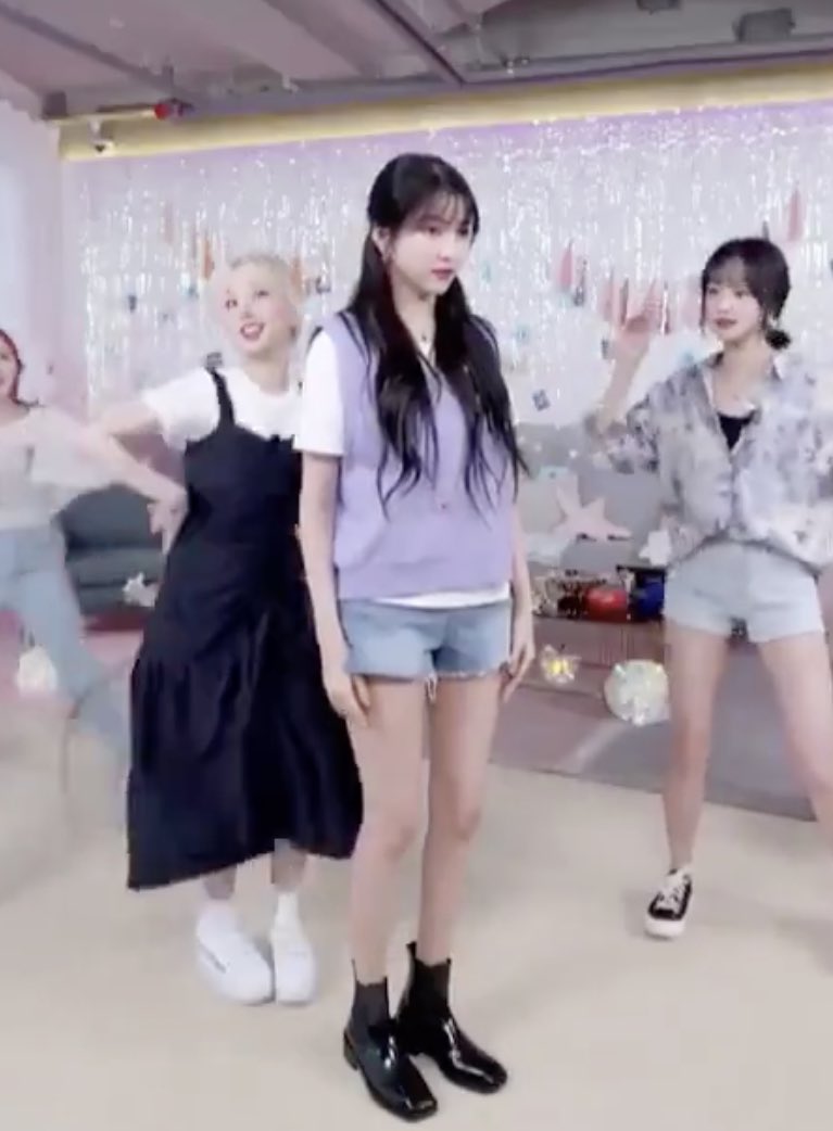 soobrownie's tweet photo. YOU'RE TELLING ME THE GFRIEND LIVE ALREADY ENDED?? I JUST JOINED- 👁👄👁
#AskGFRIEND
#GFRIEND_TwitterBlueroom https://t.co/GT6TjwAZ0o