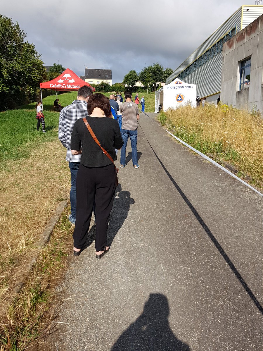 MichelNeveu6's tweet photo. #Laval Gymnase #Chamaret C'est parti pour un dépistage.
Mais bloqués!!
On nous envoie sur l'#Huisserie https://t.co/3GgdJS2VoH
