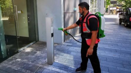 BetterBankside's tweet photo. Our cleaning team are working hard in #Bankside with an enhanced cleaning regime using a antimicrobial protection product, effective for 14 days on external surfaces. We're applying to high contact touch points like benches, ATMs &amp; traffic lights.
https://t.co/OU2hmXTkxO https://t.co/NgyfqTosIM