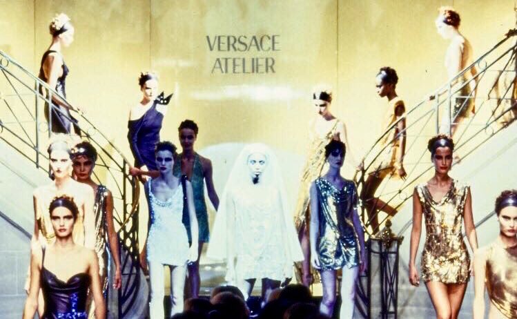 Atelier Versace FW 1997’: a thread Today marks the 23rd anniversary of the death of Gianni Versace, one of my favourite designers ever. Therefore, I decided to analyse his last runway show.