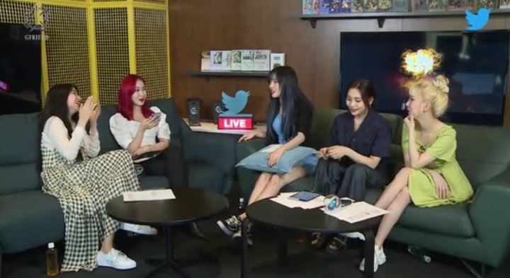 GFSquad__com's tweet photo. #AskGFRIEND #GFRIEND_TwitterBlueroom finished ✔️
Buddies now Weekly Idol Broadcast!
Busy day today🔥
https://t.co/MpE87uz8Z7
@GFRDofficial https://t.co/FDt0SDexZ8