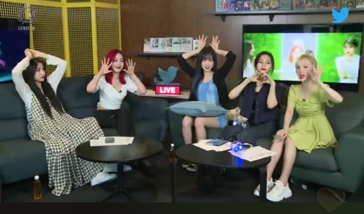 littlegalaxyeun's tweet photo. บายๆ ดูแลสุขภาพกันด้วยนะ💙💜
Take care of yourself. I'm so proud of u. Fighting 💙💜
@GFRDofficial
#AskGFRIEND
#GFRIEND_TwitterBlueroom https://t.co/RmLLiyn53I