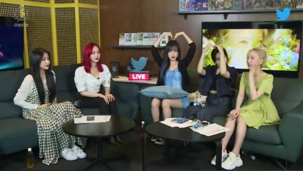 littlegalaxyeun's tweet photo. บายๆ ดูแลสุขภาพกันด้วยนะ💙💜
Take care of yourself. I'm so proud of u. Fighting 💙💜
@GFRDofficial
#AskGFRIEND
#GFRIEND_TwitterBlueroom https://t.co/RmLLiyn53I