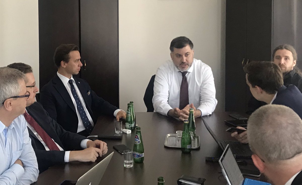 krzysztofbosak's tweet photo. Dziś od godz. 9:00 obraduje w Sejmie koło poselskie @KONFEDERACJA_. Omawiamy wszystkie punkty porządku obrad posiedzenia Sejmu, które dziś się zaczyna i trwa do jutra. Tak pracuje opozycja merytoryczna! 💪🏻🇵🇱 https://t.co/XSR38q653U
