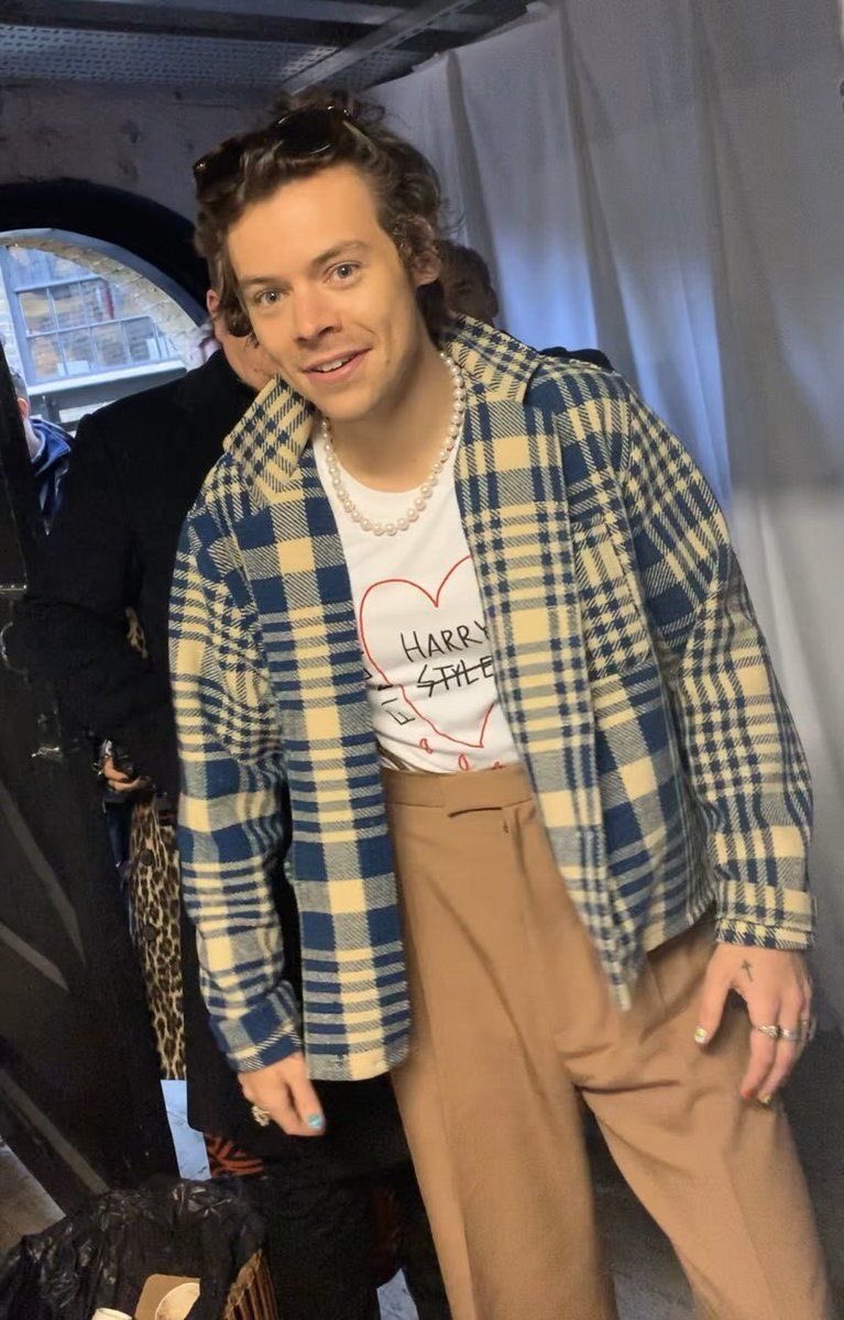 Harry Styles but wearing the same clothes over and over again bc that’s some royalty sh*t. A thread