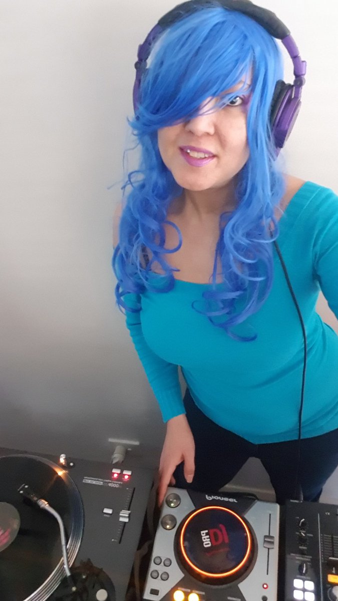 Spiral_Zed's tweet photo. New headphones!!!!
#audiotechnica #headphones #purple #new #purpleheadphones #dj #femaledj #artist #edm #girldj #womandj #dnb #hardcore #acidhouse #glitchhop #djSpiraliized #bluehair https://t.co/kR0xk4GUab