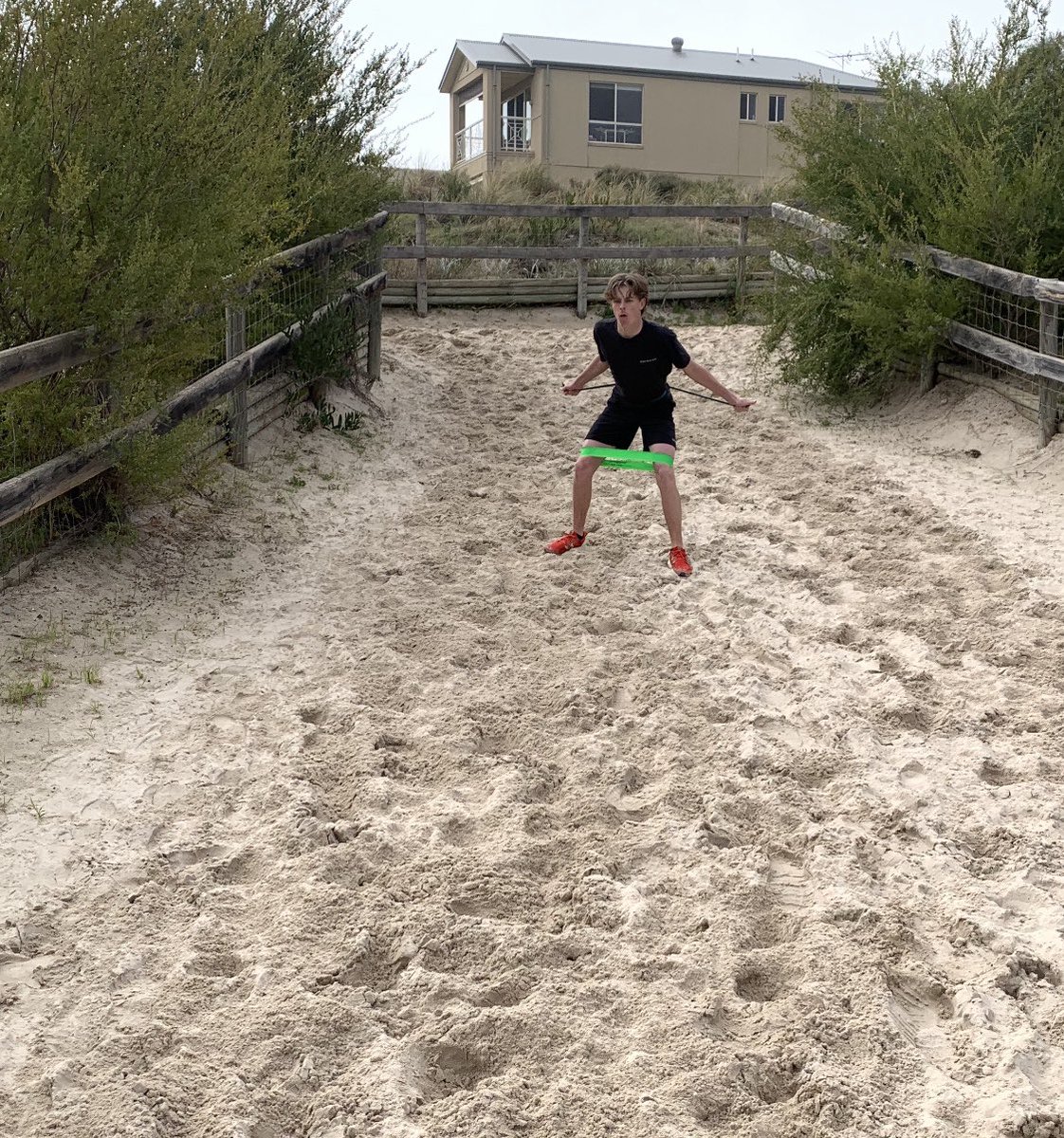⁦<a href="/GolfAust/">Golf Australia ⛳️</a>⁩ SA HPP squad session at “the snake pit”. Sand is such a good medium for training. ⁦<a href="/golfaustsa/">Golf Australia SA</a>⁩ #doinit Team captain for the day Jack Buchanan leading the way.