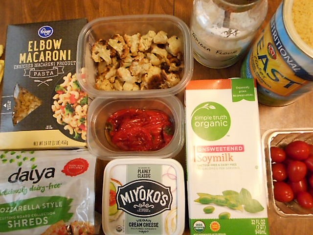 MadamSarcastra's tweet photo. Happy #NationalMacAndCheeseDay 😁 (1/2)
Made #VeganMacAndCheese🌱🤘 Roasted #cauliflower, roasted red mini-peppers, #soymilk, #TapiocaFlour, a tiny bit of #Daiya & #Miyokos, LOTS of #nooch, some #herbs & #spices (a bit of mustard & AC vinegar, too)....
#veganfood #plantbased https://t.co/woujsLTQ9r