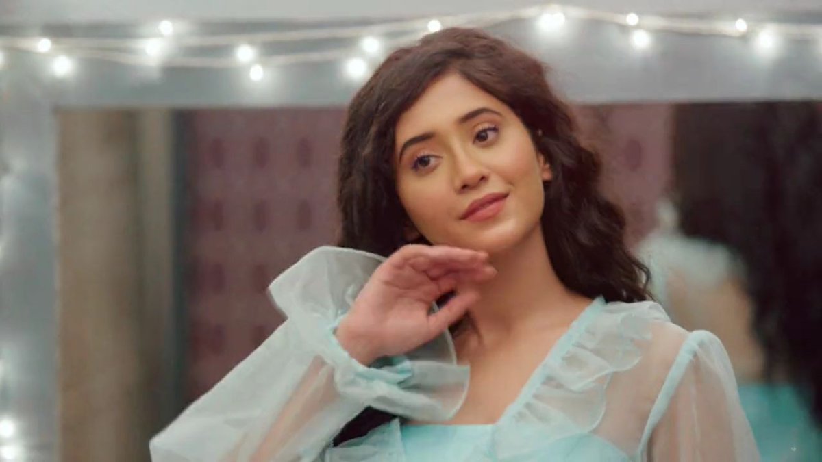 Naira in a seducing mood is a treat to watch  #Kaira  #Shivin  #yrkkh