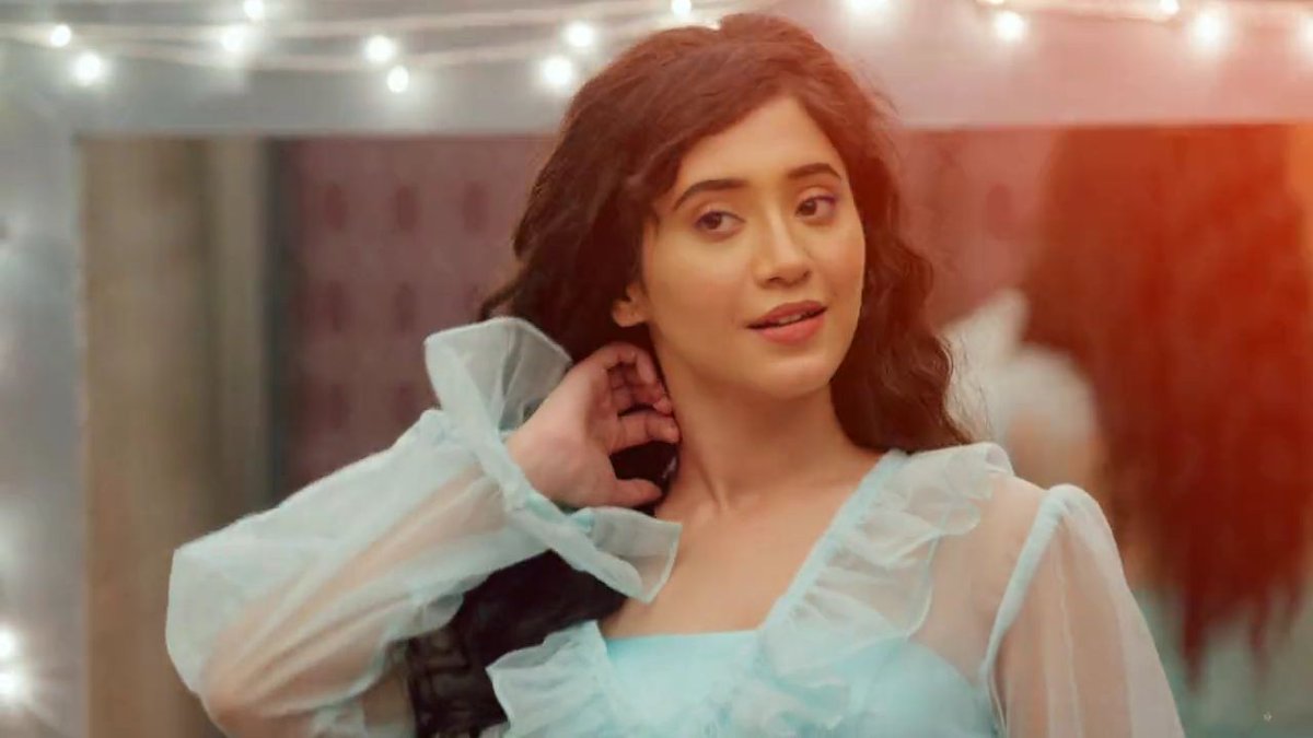Naira in a seducing mood is a treat to watch  #Kaira  #Shivin  #yrkkh