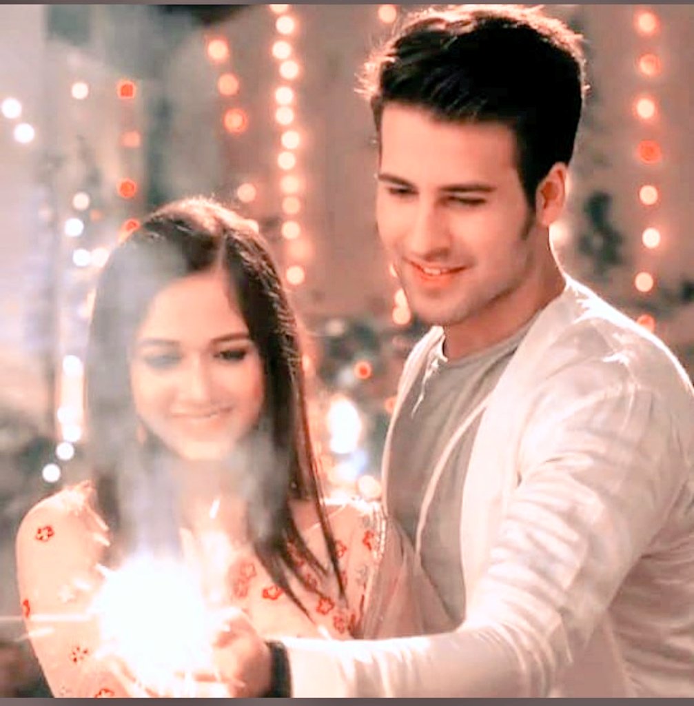 JVikians's tweet photo. Diwali❤ #tuaashiqui #janvikians #jannatzubair #ritvikaurora #ahankti https://t.co/U0cU3t7Tx9