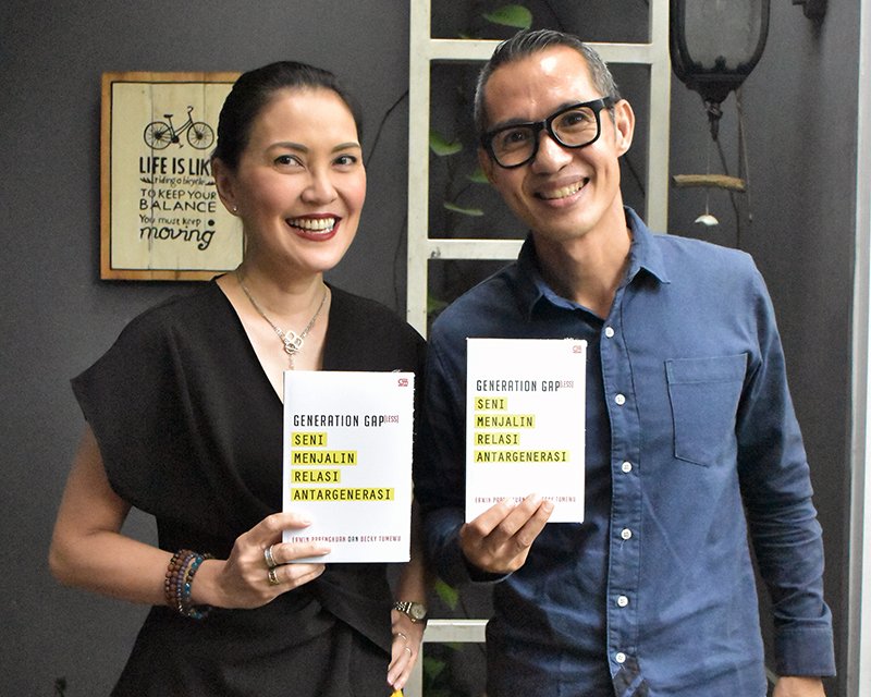 NihDiaCom's tweet photo. "Generation Gap(Less)" Buku menarik untuk lebih memahami bagaimana menjalin relasi / komunikasi lintas generasi di dunia kerja, hasil tinjauan / evaluasi panjang lebih dari 2 tahun oleh duo praktisi komunikasi / selebriti Erwin Parengkuan &amp; Becky Tumewu  https://t.co/O8NcehCgjn https://t.co/i0JPk64BM7