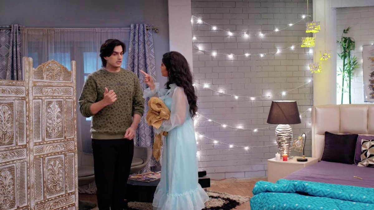 "Aab tartar band karo apni.. warna tamatar ke tarah chutney banake mirchi ke sath khaungi aur... Aapko bhi khilaungi Kartik ji" Lmao this transformation within seconds  #Kaira  #Shivin  #yrkkh