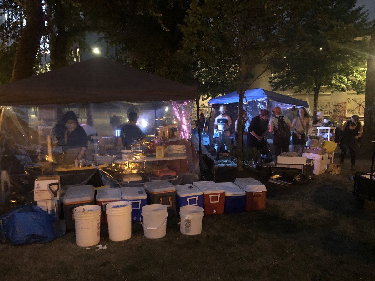 Thread for the Tuesday July 14th protests in Portland. I’m currently at Lownsdale Park, across from the Federal Courthouse and Justice Center.  #blacklivesmatter    #pdx  #portlandoregon  #oregon  #blm  #acab  #portland  #justicecenter