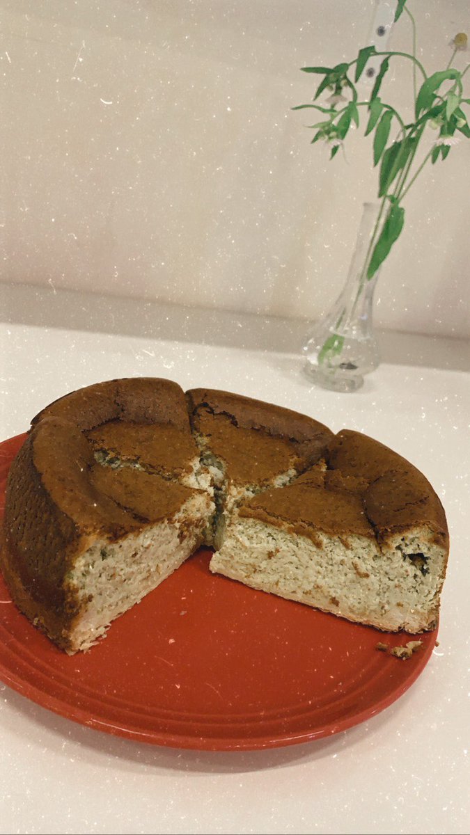 サクラホテル カフェ日暮里 よもぎのチーズケーキ販売中です よもぎは食物繊維豊富で便秘改善の効果や 冷え性改善の効果もあります 食後のデザートや3時のおやつに是非 よもぎ 東北牧場 野草 よもぎのチーズケーキ チーズケーキ 日暮里